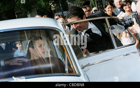 Modèle tchèque Alena Seredova (à gauche) s'est marié à Prague avec le joueur de soccer italien Gianluigi Buffon (à droite) le 16 juin 2011. Banque D'Images