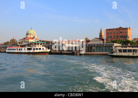 La station de vaporetto ACTV vaporetto Lido, l'hôtel Panorama et Église Santa Maria Elisabetta, Venise, Italie, Europe. Banque D'Images