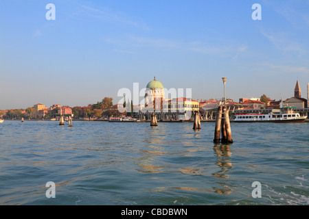 La station de vaporetto ACTV vaporetto Lido, l'hôtel Panorama et Église Santa Maria Elisabetta, Venise, Italie, Europe. Banque D'Images