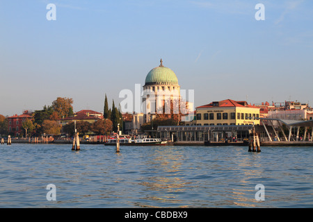 La station de vaporetto ACTV vaporetto Lido, l'hôtel Panorama et Église Santa Maria Elisabetta, Venise, Italie, Europe. Banque D'Images