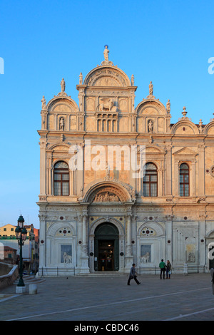 Les touristes en dehors de la Scuola Grande di San Marco, Venise, Italie, Europe. Banque D'Images