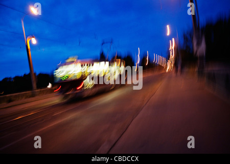 Un tramway sur Liben pont de Prague, République tchèque. (Photo/CTK Josef Horazny) Banque D'Images