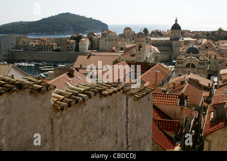 Toit en terre cuite HAUT CLOCHER ET LA CATHÉDRALE ST.BLASIUS LA VIEILLE VILLE DE DUBROVNIK CROATIE 05 Octobre 2011 Banque D'Images