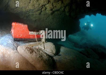 Vidéographe sous-marin voilier bateau de pirates de tir à la première sculpture dans le monde sous-chefs musée' Alley ou Atlantis soviétique Banque D'Images