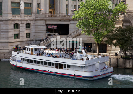 Wendella bateau d'excursion sur la rivière Chicago à Wrigley Building dock. Banque D'Images