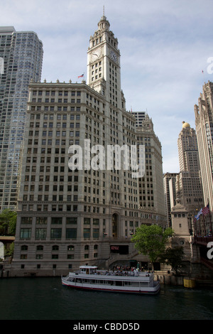 Wrigley Building avec Wendella boat sur la rivière Chicago. Banque D'Images