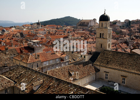 Vue sur le toit en terre cuite & Monastère Franciscain LA VIEILLE VILLE DE DUBROVNIK CROATIE 08 Octobre 2011 Banque D'Images