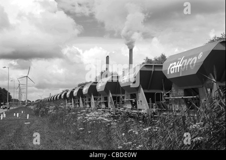 Wagons de charbon sur leur façon d'powerstation Banque D'Images