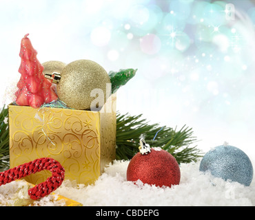 Décoration de Noël coloré et boîte-cadeau sur un Snow Banque D'Images