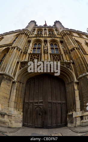 Une vieille porte qui donne accès à l'un de l'université de Cambridge. Banque D'Images