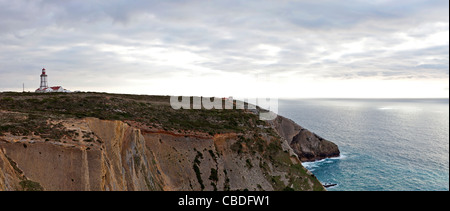 Phare du Cap Espichel dans Sesimbra. Construit en 1790, c'est l'un des plus anciens phares sur les côtes portugaises. Il dispose de 32 mètres. Banque D'Images
