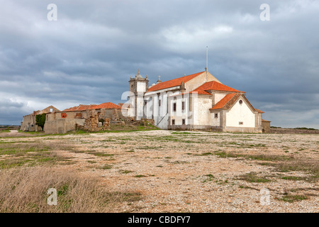 Arrière de l'église de Nossa Senhora do Cabo Espichel sanctuaire baroque, dans le cap. Sesimbra, Portugal Banque D'Images