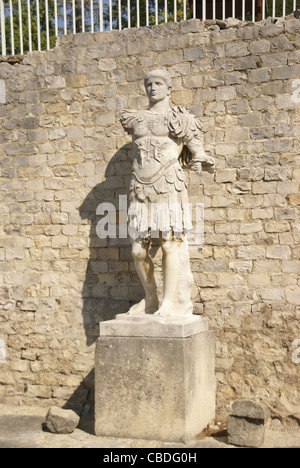 Statue du général romain dans les ruines romaines de la Villasse, Vaison la Romaine, France Banque D'Images