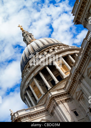 Coupole de la cathédrale de St Paul, dans la ville de Londres construit fin du 17ème siècle à un Anglais baroque de Sir Christopher Wren Banque D'Images