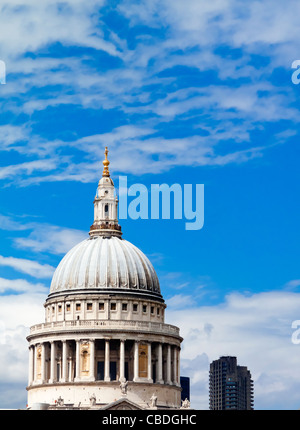 Coupole de la cathédrale de St Paul, dans la ville de Londres construit fin du 17ème siècle à un Anglais baroque de Sir Christopher Wren Banque D'Images