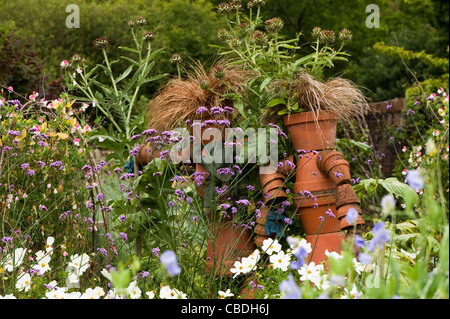 La plantation mixte y compris : Verbena bonariensis, Cosmos bipinnatus 'pureté', le Cynara cardunculus, Lathyrus odoratus 'Flora Norton Banque D'Images