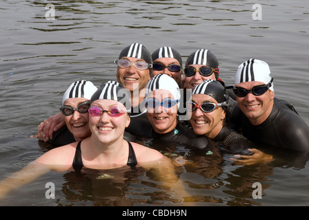 La nageuse olympique Cassie Patten pose avec d'autres nageurs en eau libre dans le lac Serpentine dans Hyde Park. Banque D'Images