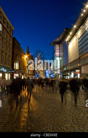 Les acheteurs de Noël près de l'Arndale Centre sur Market Street Manchester City Centre Banque D'Images