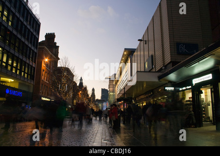 Les acheteurs de Noël près de l'Arndale Centre sur Market Street Manchester City Centre Banque D'Images