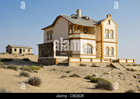 Mine restaurée maison du gestionnaire dans l'exploitation des mines de diamants abandonnés ville de Kolmanskop, Namibie Banque D'Images