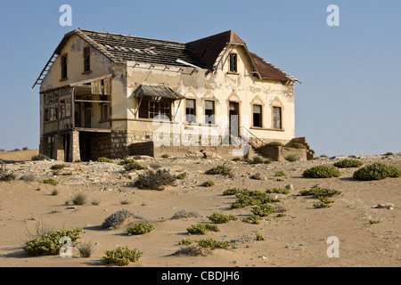 Maison dans la ville minière de diamants abandonnés de Kolmanskop, Namibie Banque D'Images