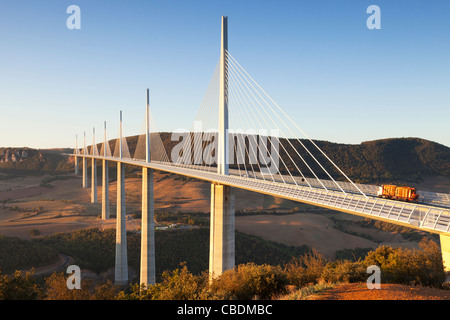 Le viaduc de Millau enjambe les Gorges du Tarn en Midi-Pyrénées, France. Banque D'Images