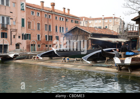 Constructeur de gondoles sur le canal de Venise Banque D'Images