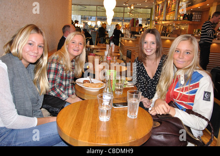 Jeune Suédois in cafe à Kungsportsplatsen, Göteborg, västergötland & Bohuslän Province, le Royaume de Suède Banque D'Images