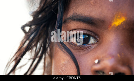 Pauvre mendiant indien fille. L'Inde. Eye Macro portrait avec réflexion. Focus sélectif. Banque D'Images