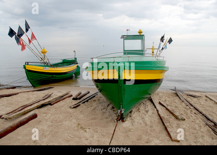 Jaune et vert de bateaux de pêche sur la côte d'Orlowo, district de Gdynia, Gdynia, sur la mer Baltique de Poméranie, Pologne Banque D'Images