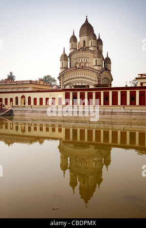 L'Inde, le Bengale occidental, Calcutta, Dakshineswar Kali Temple reflétée dans la piscine Banque D'Images