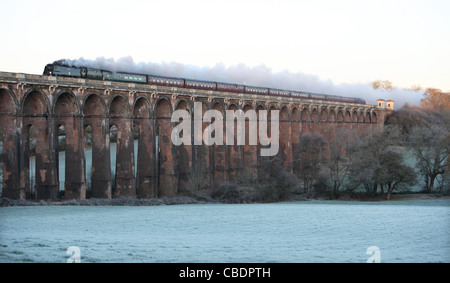 Bataille d'Angleterre class n° 34067 Tangmere traverse la vallée de l'Ouse viaduc. Photo par James Boardman Banque D'Images