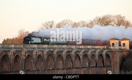 Bataille d'Angleterre class n° 34067 Tangmere traverse la vallée de l'Ouse viaduc. Photo par James Boardman Banque D'Images