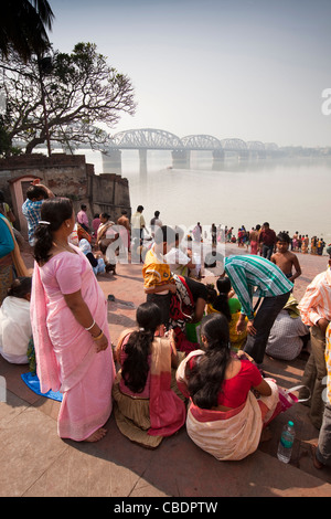 L'Inde, le Bengale occidental, Calcutta, Dakshineswar Kali Temple ghat, les fervents de la rivière Hooghly ci-dessus Banque D'Images