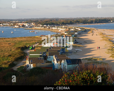 La fin de l'après-midi vue de cabines de plage le long de la plage de sable et de Mudeford Christchurch Dorset England UK Banque D'Images