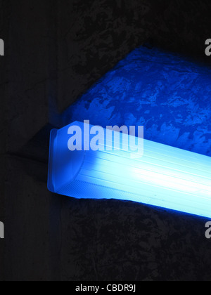 Bande de sécurité à l'extérieur de la lumière bleue du mur de la propriété de nuit Banque D'Images