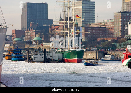 Le port de Hambourg avec de la glace Banque D'Images