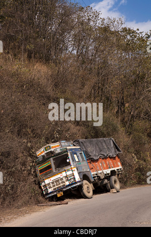 L'Inde, Nagaland, Kohima, camion dans le fossé sur la route principale à Imphal Banque D'Images