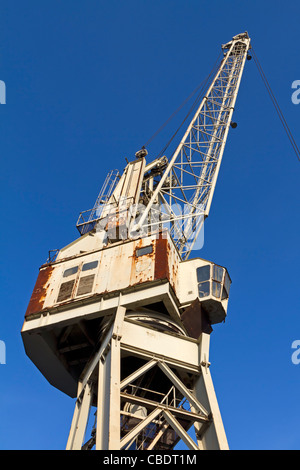 Ancienne grue de chargement au port de Hambourg, Allemagne Banque D'Images