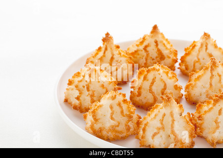 Macaron noix de coco cookies sur plaque blanche contre cirée Banque D'Images