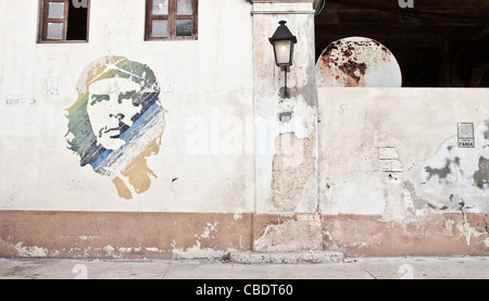 Le graffiti photo de Che Guevara sur un mur à La Havane Banque D'Images