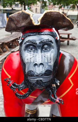 Gros plan de la tête d'un gorille statue (Blackbeard the pirate) pour célébrer le 175e anniversaire de zoo de Bristol. Banque D'Images