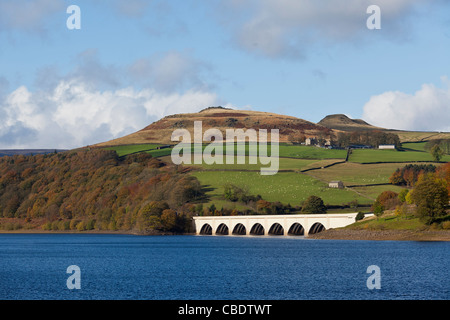 Ladybower reservoir et le pont, aussi connu comme le Ashopton Viaduc, exerçant son activité sous l'A57 Snake pass road, Derbyshire Banque D'Images