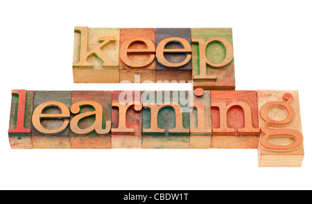 Concept de formation continue - continuer d'apprendre les mots dans la typographie vintage grunge wood blocks, isolated on white Banque D'Images