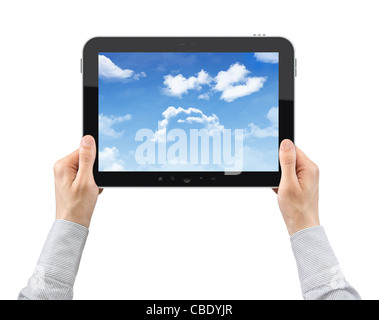 Businessman mains sont maintenant la tablette numérique avec ciel nuageux à l'écran. Isolé sur blanc. Banque D'Images