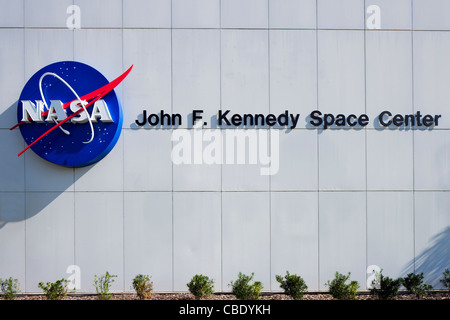 Logo de la NASA sur le mur de la nature et de la technologie du bâtiment, le Kennedy Space Center Visitor Complex, Merritt Island, Florida, USA Banque D'Images