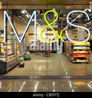 Au-delà de M&S Foodhall store monté sur panneau lumineux vitrine de food hall dans le centre commercial Westfield Stratford City Newham est de Londres Angleterre Banque D'Images