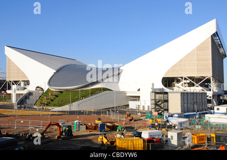 Travaux de construction en cours d'achèvement le centre olympique aquatique 2012 deux structures temporaires de stand Parc olympique Stratford Newham East London England UK Banque D'Images