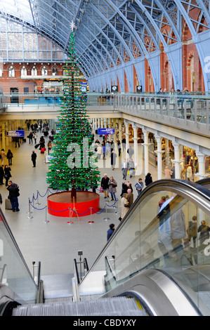 St Pancras International intérieur de la gare avec l'arbre de Noël à l'intérieur formé à partir de briques Lego dans retail shopping Camden London England UK Banque D'Images