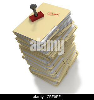 Bureau de manille de pile de dossiers ou fichiers avec tampon de caoutchouc lecture terminée sur fond blanc Banque D'Images